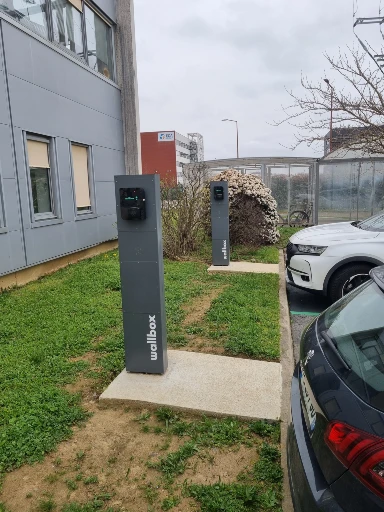 bornes wallbox sur un parking d'entreprise avec voitures garées mode hors chargement 
